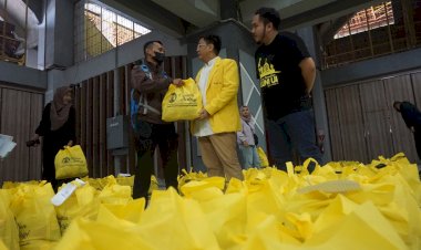 Berkah Ramadhan, ILUNI UI Bagikan 2.700 Paket Sembako untuk Warga