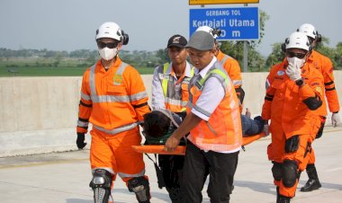 Tingkatkan Kesiapsiagaan Angkutan Lebaran 2023, Basarnas Bandung Simulasikan Kecelakaan di Jalan Tol