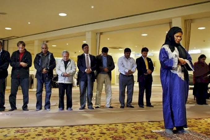 Perempuan Ini Pimpin Salat Jumat Usai Tafsir Ulang Al-Quran