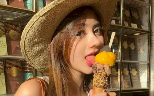 Ghea Youbi Jilat Es Krim saat Kepanasan  Bikin Otak Netizen Traveling