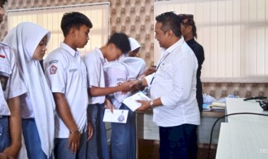 Pengusaha Ini Bantu Siswa Kurang Mampu dan Guru Honorer