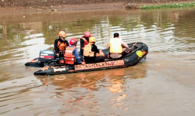 Tim SAR Gabungan Cari Korban  Tenggelam di Sungai Pasirluyu Bandung