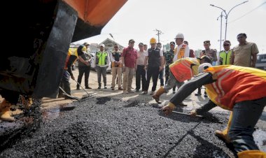 Ridwan Kamil Inspeksi Pengaspalan Jalan Provinsi di Bandung Barat, Hasilnya..