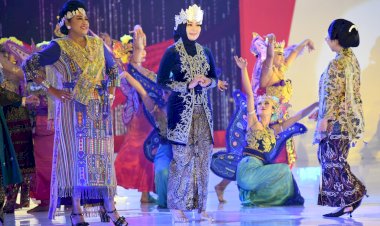Atalia Ridwan Kamil Ikut Fashion Show HUT Dekranas