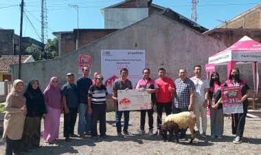 Hari Raya Idul Adha 1444H, Smartfren Serahkan Hewan Kurban untuk Warga Sekitar