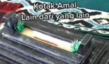 Kotak Amal Ini Berbentuk  Mirip Kuburan