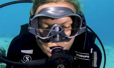 Kacamata Selam Ini Bantu Perenang Membaca di Dalam Air