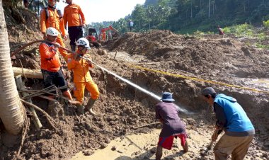 Pencarian Warga Tertimbun Longsor di Garut Terus Berlanjut