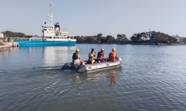 Tim SAR Gabungan Evakuasi ABK Kapal Nelayan Bunga Jaya yang Terbalik di Perairan Cirebon