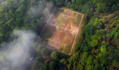Unik, Kawah Gunung Berapi Jadi Lapangan Sepak Bola