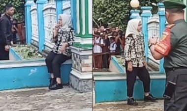 Momen Ibu Iriana Tunggu Presiden Jokowi Sholat Jumat di Depan Masjid Tuai Pujian Warganet