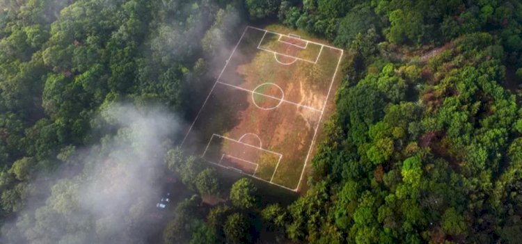 Unik, Kawah Gunung Berapi Jadi Lapangan Sepak Bola