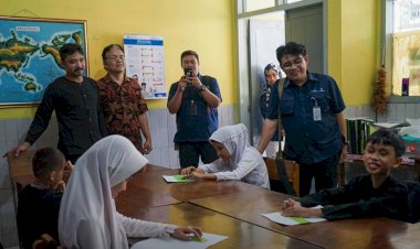 Pindad Serahkan Bantuan Pendidikan untuk SLB N A Pajajaran Kota Bandung