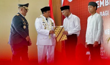 Uu Ruzhanul Serahkan Surat Keputusan Remisi kepada 17.016 Binaan Lapas di Jabar
