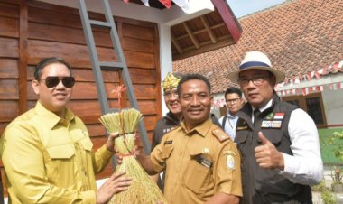 Gubernur Ridwan Kamil Resmikan Tapal Desa Leuit Juara di Kabupaten Cirebon