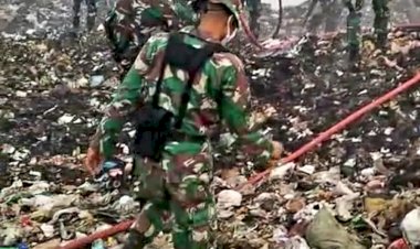 Prajurit TNI Bantu Atasi Kebakaran TPA Sarimukti