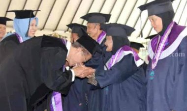 Nenek 116 Tahun Jadi Wisudawan Tertua di Magetan