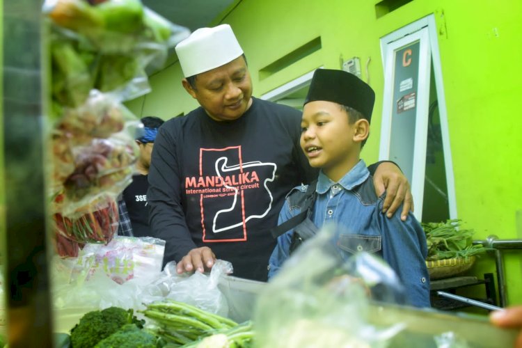 Temui Anak  Pedagang Sayuran, Uu Ruzhanul: Ajarkan Kita Kemandirian dan Kerja Keras