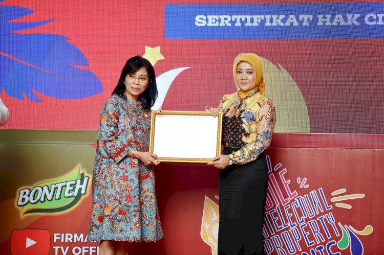 Gubernur dan Ketua Dekranasda Jabar Raih Penghargaan dalam Mobile Intellectual Property Clinic