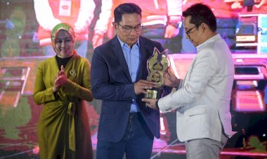 Ridwan Kamil Terima Penghargaan Gubernur Insiator Pasagi dari KPID
