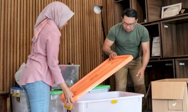 Kang Emil dan Istri Beberes di Gedung Pakuan