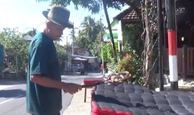 Tradisi Unik Jemur Kasur Massal