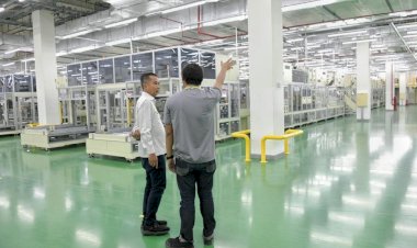 Bey Machmudin Dampingi  Presiden Jokowi Tinjau Pabrik Baterai Mobil Listrik di Karawang