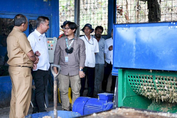 Tinjau Pengolahan Sampah di TPST 3R Cibeber, Bey Machmudin: Ini Baik, Mengurangi Sampah