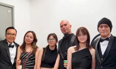 Personel Dewa 19 Foto Bareng Kembaran Cantiknya