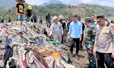 Tinjau Kondisi Sampah di Pantai Cibutun Sukabumi, Bey Machmudin: Penting Pencegahan dari Hulu