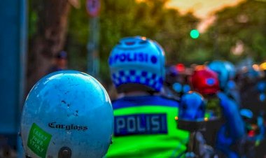 Wanita Ini Tak Sengaja Bawa Helm Milik Polisi Setelah Kena Tilang