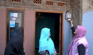 Jelang Hari Listrik Nasional ke-78, Srikandi PLN Sambungkan Listrik Gratis Bagi Warga Prasejahtera di Desa Biru Kab. Bandung