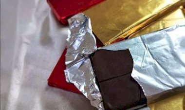 Kenapa Cokelat Dibungkus dengan Kertas Emas dan Silver? Ini Jawabannya