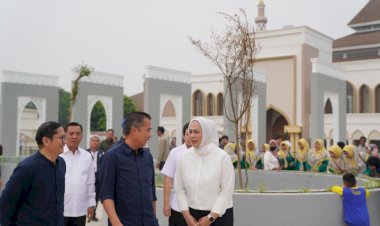 Bey Machmudin Tinjau Alun-alun Karawang Hasil Revitalisasi