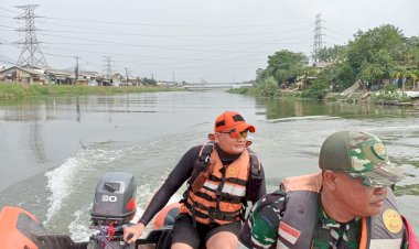 Tim Rescue Unit Siaga SAR Karawang Cari Orang Tenggelam di Aliran Sungai Banjir Tarum Timur