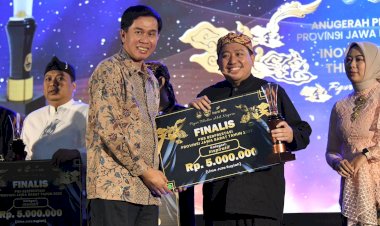 Pemdaprov Beri Penghargaan Sembilan PNS Terbaik se - Jabar