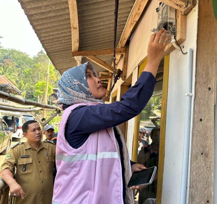 PLN Srikandi Movement Pasang Listrik Gratis Warga Kurang Mampu di Sekitar Proyek PLTA Cisokan