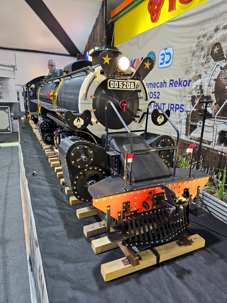 Miniatur Lokomotif Uap DD5208 Pemecah Rekor MURI Hadir di Stasiun Bandung