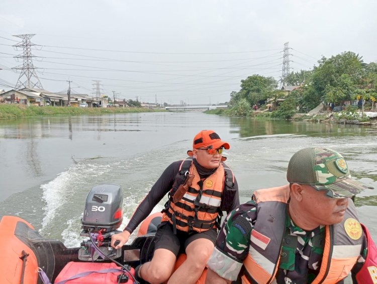 Tim Rescue Unit Siaga SAR Karawang Cari Orang Tenggelam di Aliran Sungai Banjir Tarum Timur