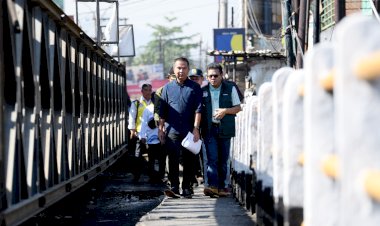 Tinjau Jembatan Citarum Lama di Dayeuhkolot, Bey Machmudin: Perbaikan Segera Diupayakan