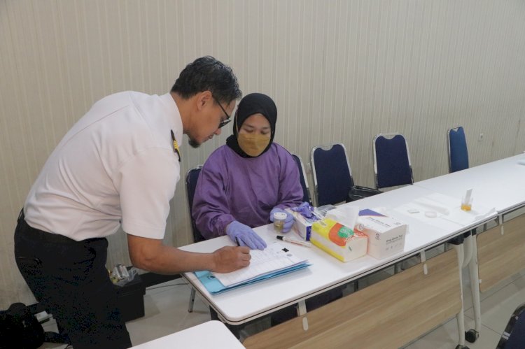 Jamin Keselamatan Penumpang, Daop 2 Bandung Tes Urine Seluruh Awak KA yang akan Melakukan Dinas pada Nataru 2023/2024