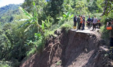 BPBD Jabar Kirim Tim dan Bantuan Tangani Banjir Karawang dan Longsor Purwakarta