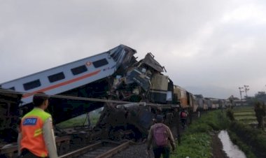 Korban Kecelakaan KA Turangga dan Commuterline Bandung Raya Masih Didata