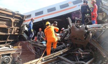 Basarnas Bandung Evakuasi Korban Kecelakaan KA Turangga dengan Commuter Line Bandung Raya
