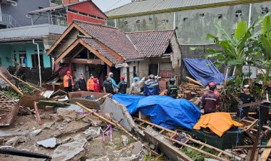 Dinsos Jabar-Kemensos Salurkan Bantuan Logistik untuk Warga Terdampak Banjir Bandang Cimahi