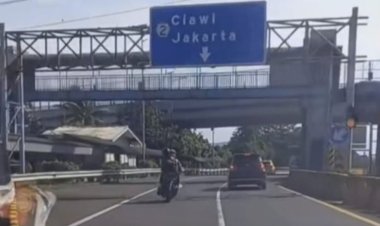 Ikuti Petunjuk Google Map, Pemotor Nyelonong Masuk Tol Jagorawi