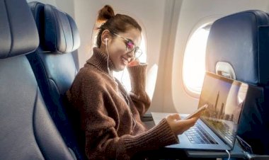 Kata Siapa di Pesawat Dilarang Main HP? Ini Aturannya