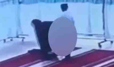 Viral, Aksi Bocah Lecehkan Wanita Saat Shalat di Masjid