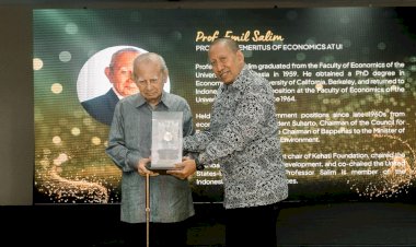 SBM ITB Berikan Penghargaan untuk Emil Salim dan 32 Lembaga