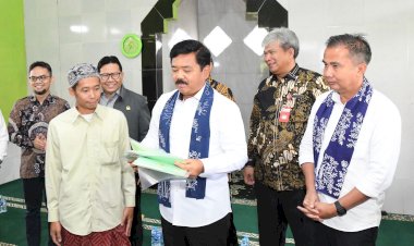 Bey Machmudin Dampingi Menteri ATR Berikan Sertifikat Huntap Warga Terdampak Longsor di Bogor